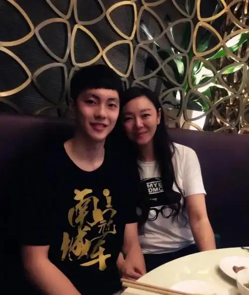 胡明轩妈妈为儿子出头!