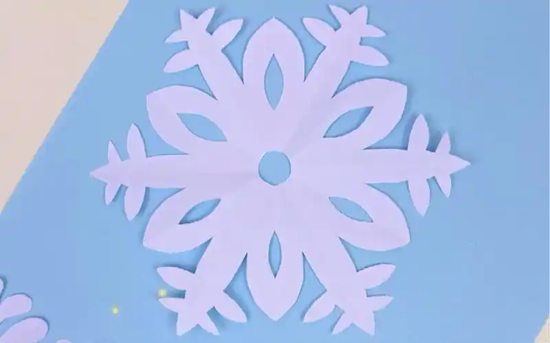 雪花剪纸教程,几种常见的雪花剪纸教程来咯,一起来剪雪花装扮冬天吧!