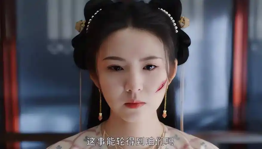 被《墨雨云间》孔雪儿惊艳了,好身材遮不住,红肚兜吊带装太吸睛