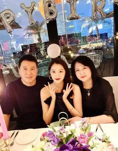 关晓彤庆生现场曝光,穿性感短裙与闺蜜热舞,鹿晗直呼精神小姑娘_祝福