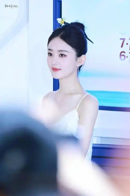 赵丽颖白色吊带长裙出席活动,肤若凝脂的古典美人,惊艳众人_演技_从容