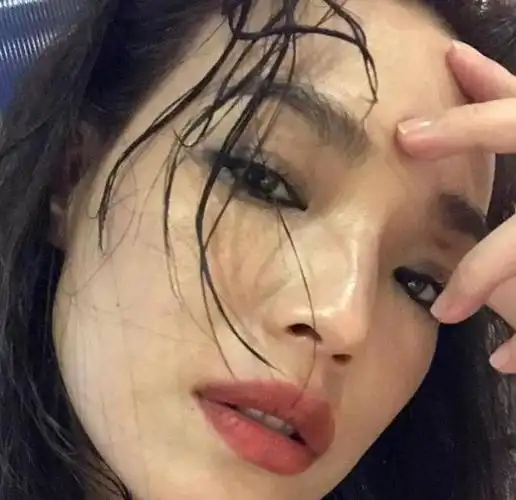 新年伊始,舒淇以一组毫不掩饰的素颜健身照惊艳亮相,展现了她47岁时的