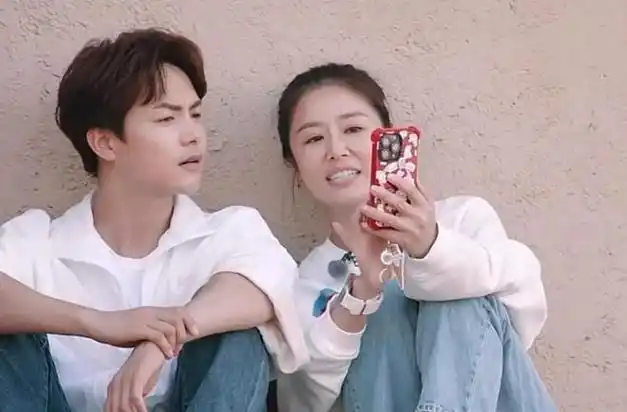 林心如晒小海豚照片被夸眼睛好大妈妈搞笑担心女儿翻不了白眼