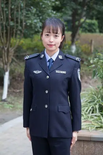 厉害公司美女老板硬是考上警察和老公一起穿上警服情侣装