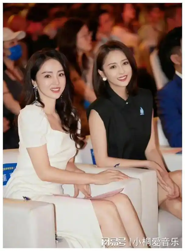 佟丽娅晒和董璇合照,两人惊人的相似