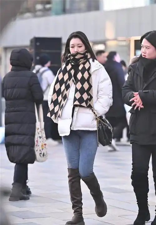 紧身牛仔裤搭配长靴,冬季的经典,每一位美女的搭配都不一样_风格_黑色