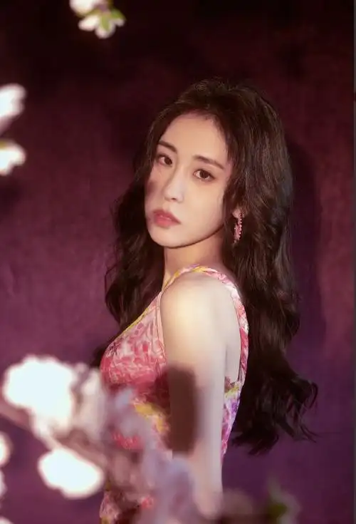 张碧晨亮相美好中国新歌会这次搭配得超漂亮像个迷人的花仙子