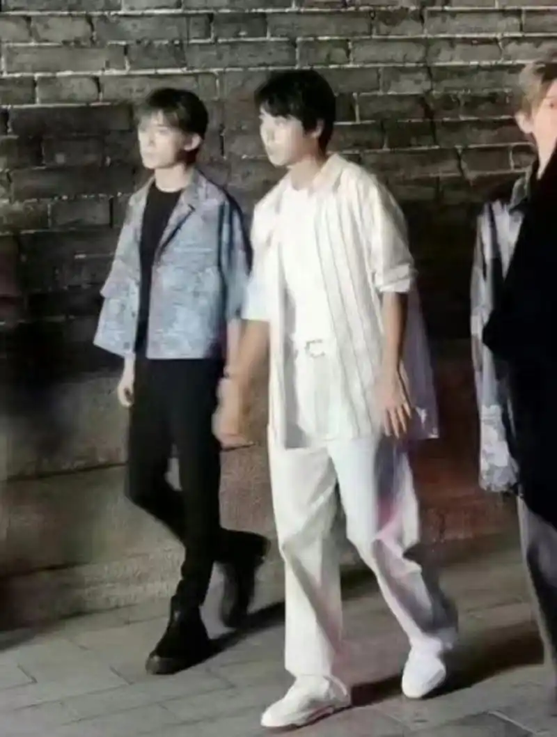 王俊凯易烊千玺牵手错位图(希望是真的),王源易烊千玺亲密说话(真真