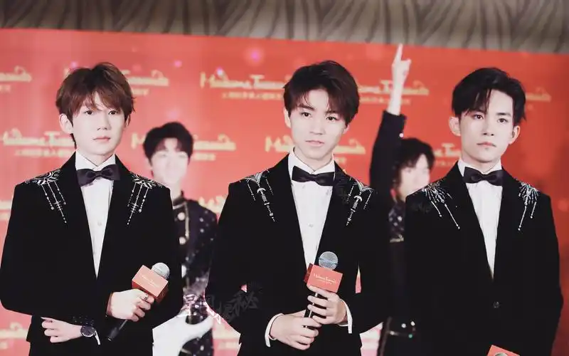 tfboys五周年tfboys蜡像节目王俊凯王源易烊千玺合体媒体群访完整版