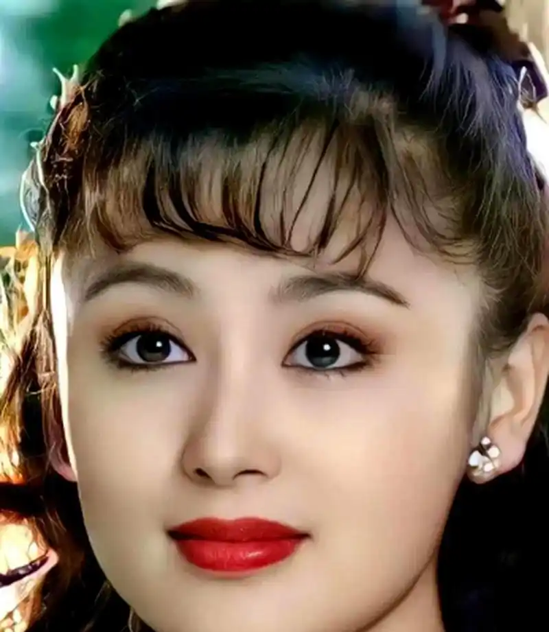 看到陈红年轻时的照片,不禁感叹娱乐圈的新人真的无法与她相比,她的