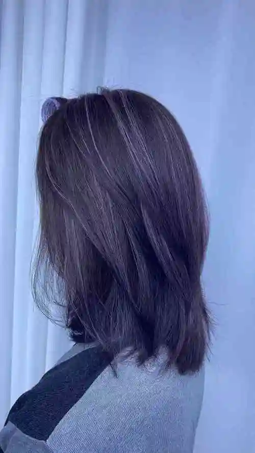 颜色是灰宝蓝色不夸张但是很显色染完之后头发柔顺了不少