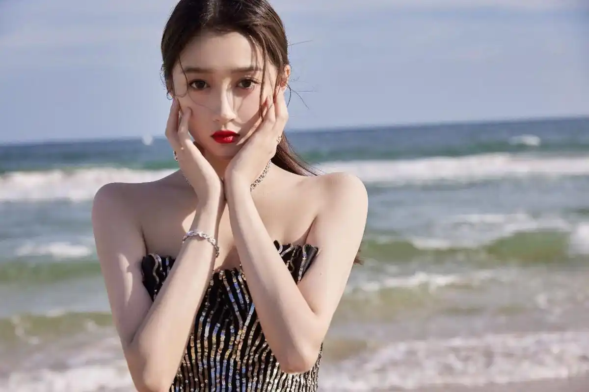 关晓彤壁纸:挥着仙女棒登场仙气十足,耀黑流光礼服闪闪动人