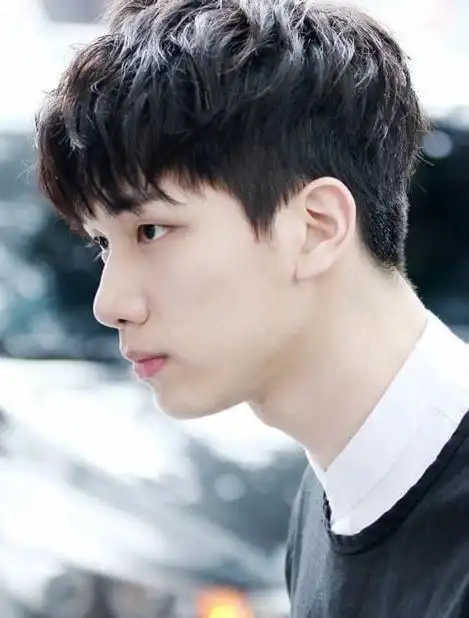 男生额头高留什么发型好看,巧妙运用刘海抢救发际线!