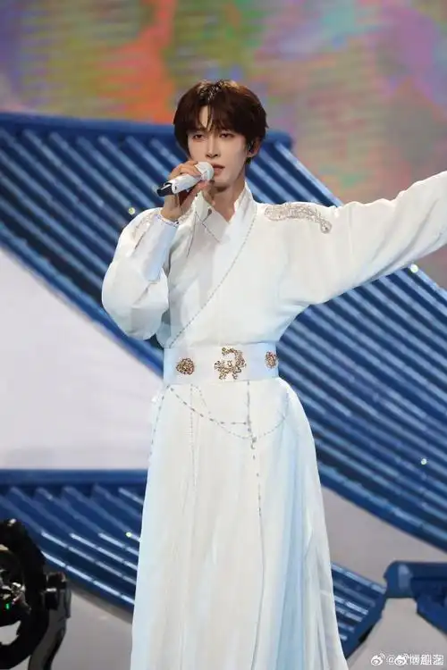 江苏卫视春晚彩排生图#@刘宇yu_惊喜掉落~一身书生气质满满的汉服造型