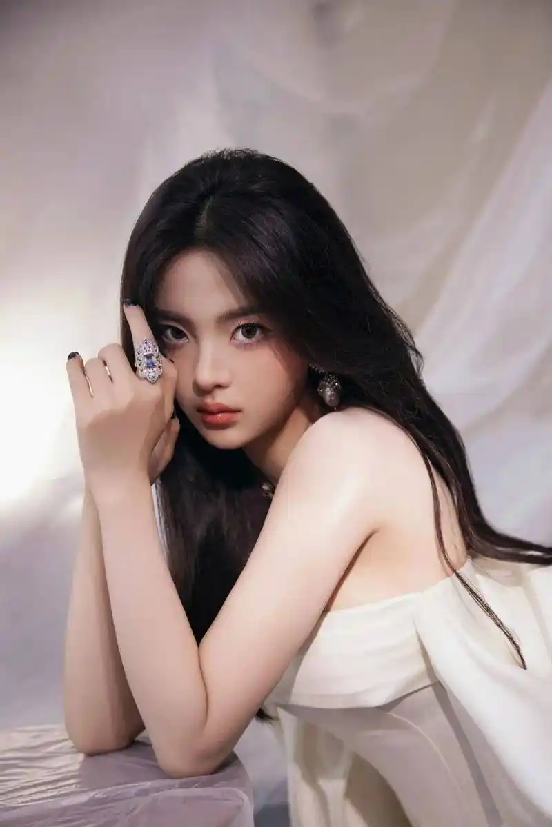 杨超越性感写真美图,抹胸白裙,亭亭如立,如含苞待放的百合花