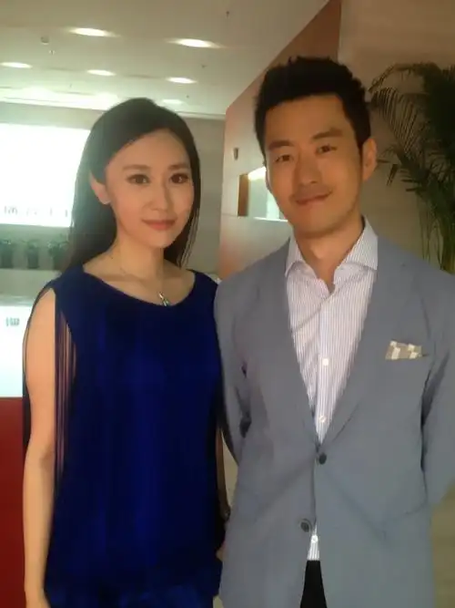 央视新秀王音棋王峰毕业照被赞金童玉女