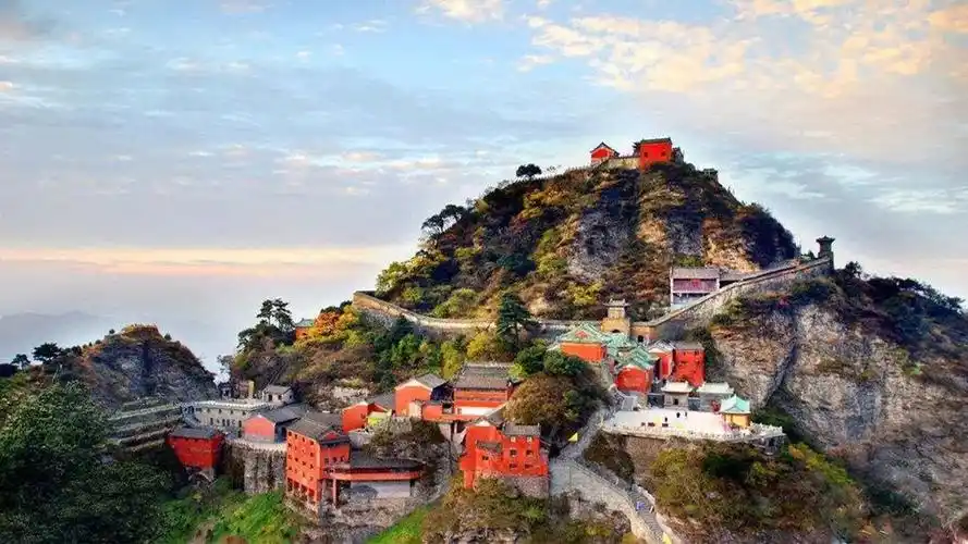 道教圣地,五岳之首的【武当山】乘景区环保车至琼台,徒步或乘索道前往