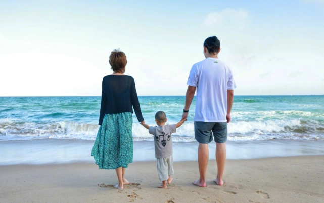 马丽晒一家三口背影照,甜蜜表白小11岁老公,1岁儿子长高不少