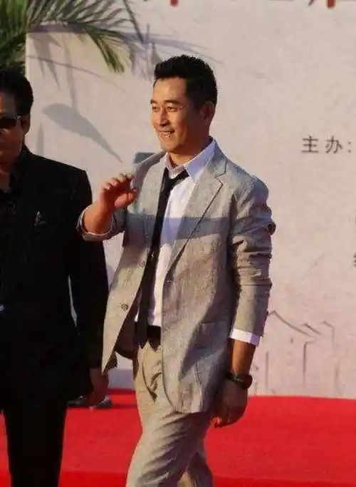 2012年王志飞与相恋7年张歆艺分手为何与小14岁女友3天闪婚