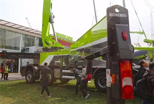 专业"高"手:奔驰actros混凝土泵车亮相2018上海bauma展