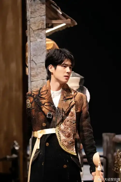 刘昊然银发挑染狼尾造型##刘昊然大侦探8侧颜剧照