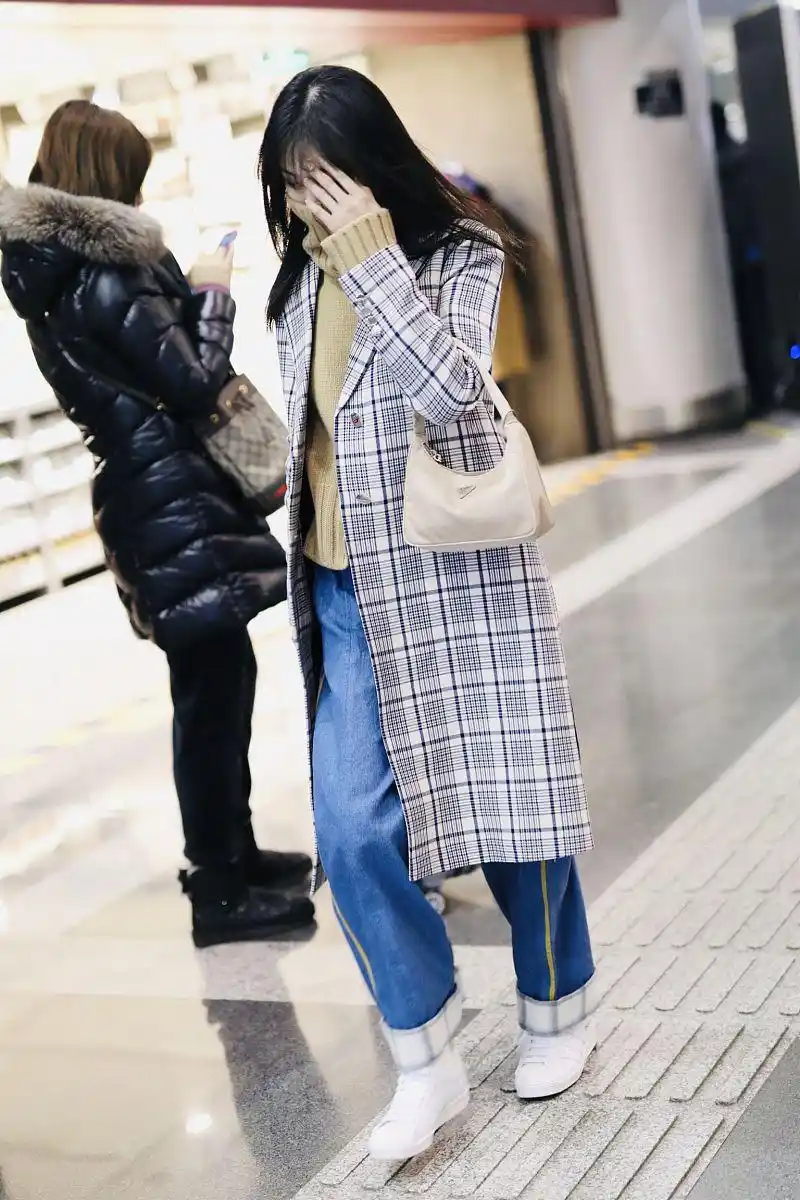 郑爽街拍:格纹大衣驼色高领毛衣 prada hobo尼龙包prada合作款贝壳头