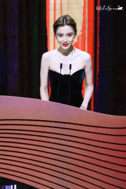 angelababy金鸡红毯3d繁花抹胸裙造型##杨颖金鸡奖造型