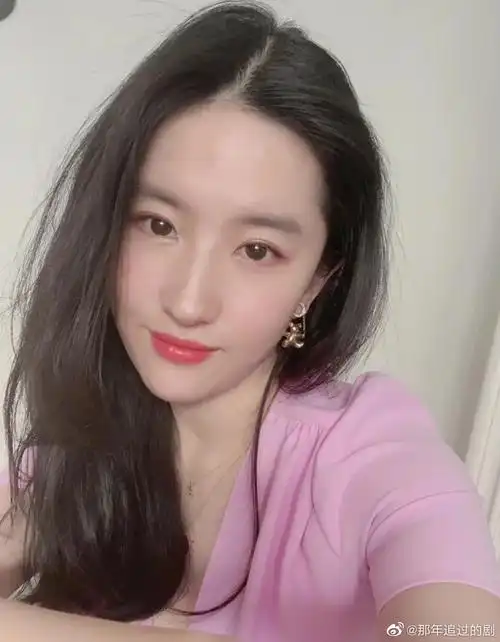 刘亦菲生活照姐姐也很爱自拍何况是有颜值的姐姐
