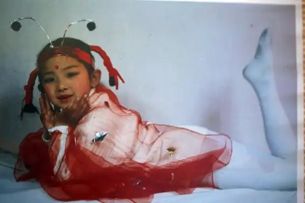 张含韵童年照曝光 小模样萌坏众网友(图)