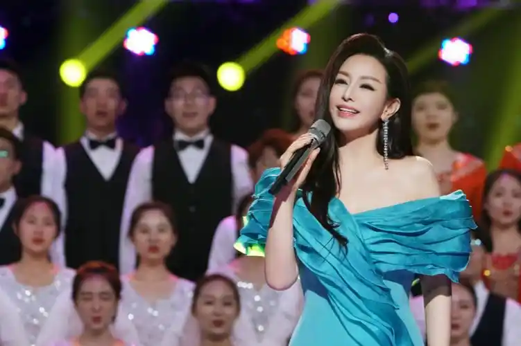 p data-id="gnyxlr7okc">谢名,出生于湖南省,中国内地抒情女高音歌唱