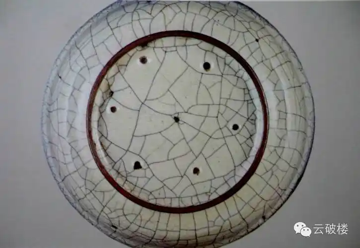 台北故宫藏 米色哥窑三足炉台北故宫藏 灰青色哥窑贯耳尊我们在众多