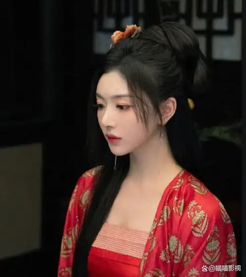 美出新高度!孔雪儿《墨雨云间》吊带红肚兜,网友:好身材藏不住