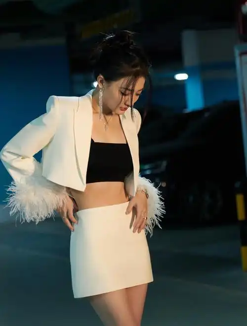 徐璐穿白色超短西装秀马甲线,酷飒不羁,惊艳迷人!
