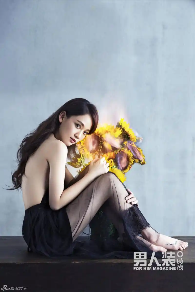 教主陈乔恩拍时尚大片深v诱惑 - 新浪游戏