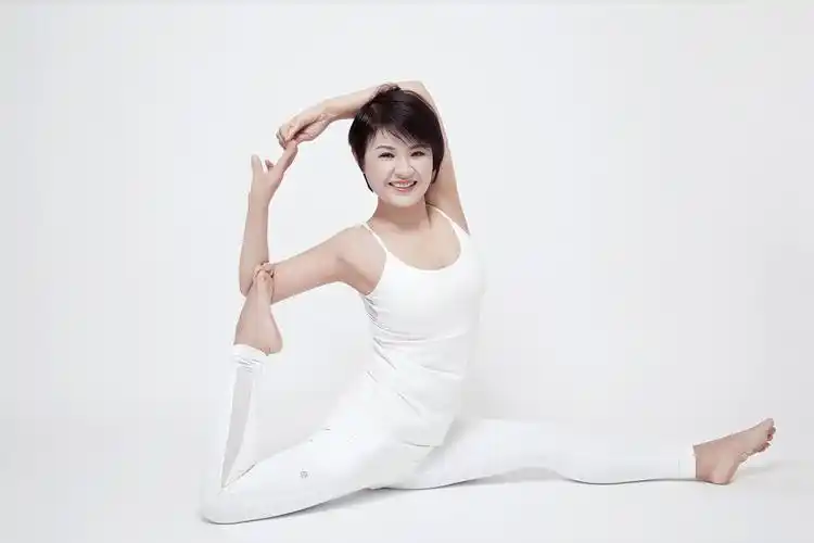 瑜伽资深老师形象宣传照