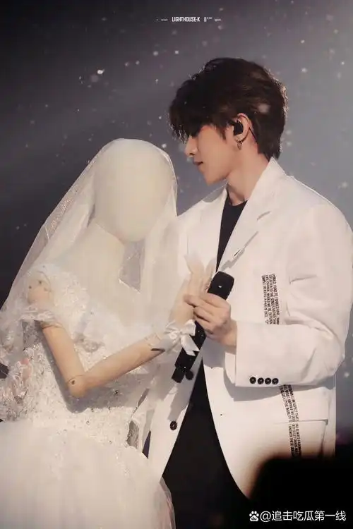 蔡徐坤为粉丝举办的婚纱舞台也太浪漫了吧 众所周知,蔡徐坤是一个浪漫
