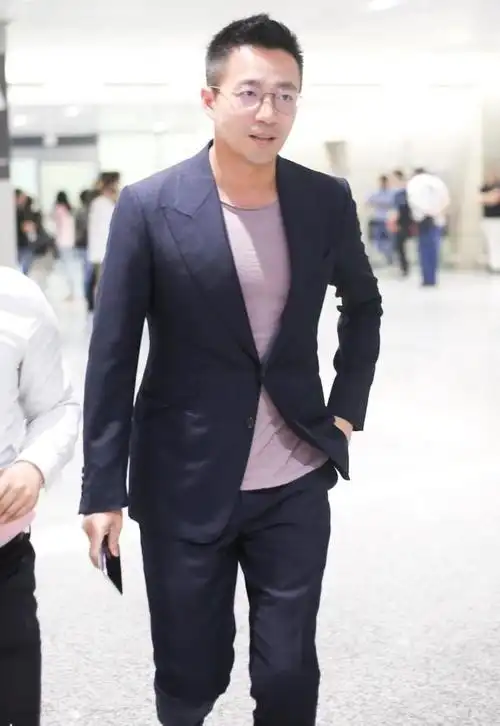 37岁汪小菲太沧桑一戴眼镜瞬间变大爷网友这明明是换脸