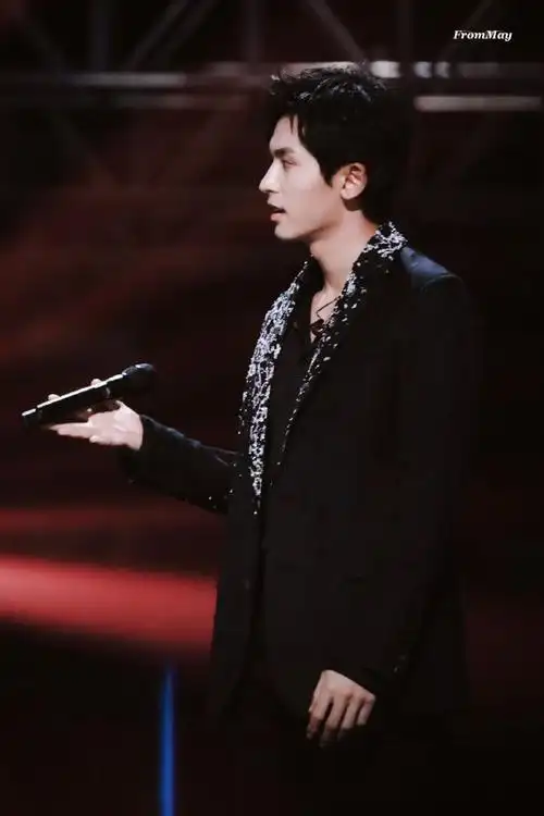 张哲瀚616造型帅炸台 全开麦演唱现场版更好听|演唱会|小哲_网易订阅