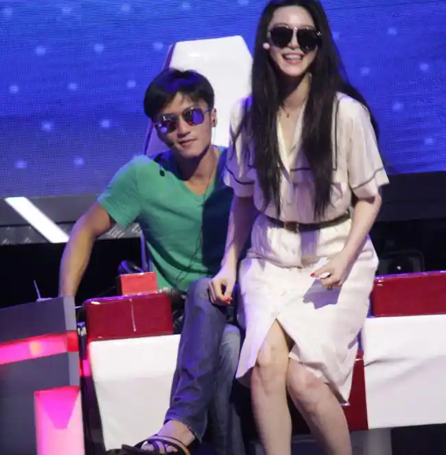 范冰冰早年坐在制片人张纪中的大腿上喝酒,据传,当时两人都喝醉了.