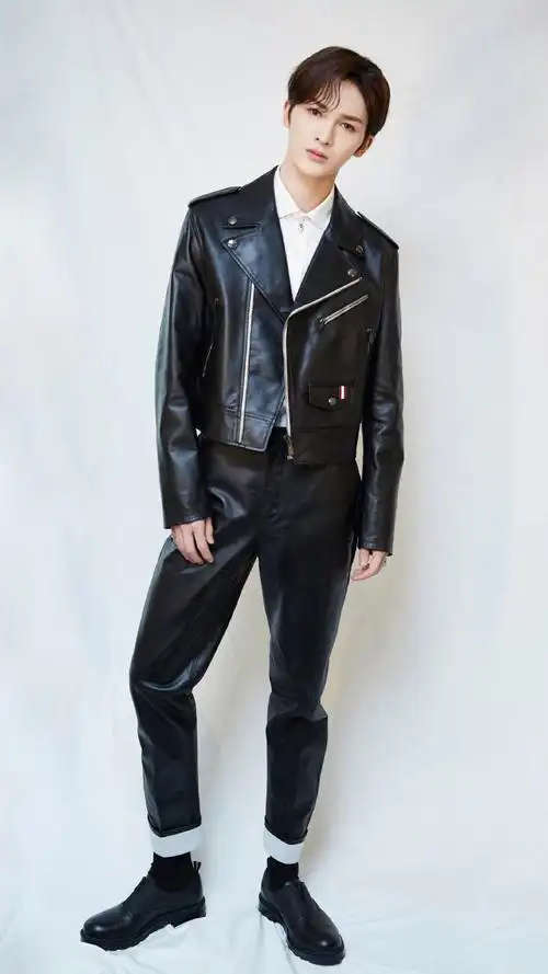 肖战和朱正廷,同样搭配黑色圆礼帽,一个优雅一个霸气!