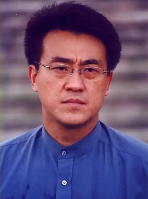 演员何冰为何结婚几十年0绯闻看看妻子是谁就知道了