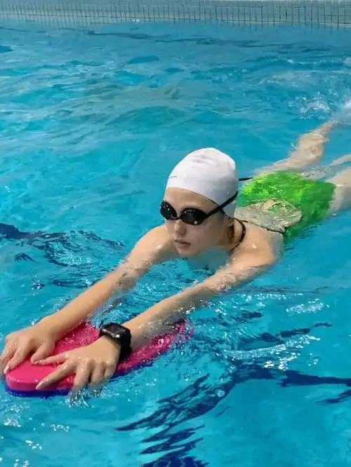 女大学生游泳plog