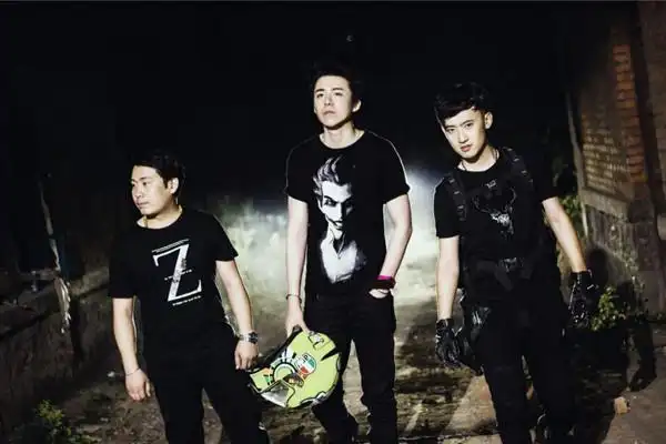 吴克群与经纪人讨论说电影宣传曲要找谁唱,经纪人就说摩登兄弟哇,你熟