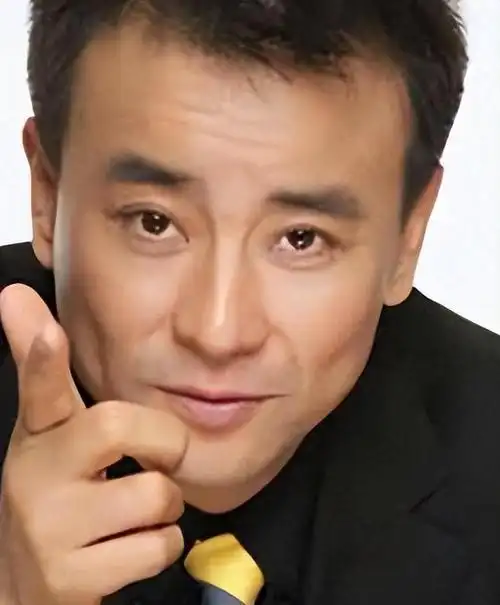 回顾演员罗钢娶小23岁郝蕾陪娇妻战胜家族遗传病48岁老来得子