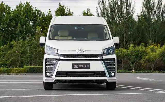 商务车界的新同学2022款中国红版丰田海狮内饰是亮点