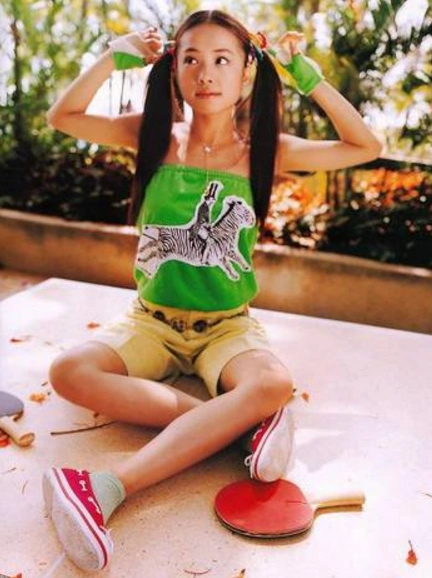 这张早期的照片,随意摆拍就是这么好看,蔡依林的笑容实在太有感染力了