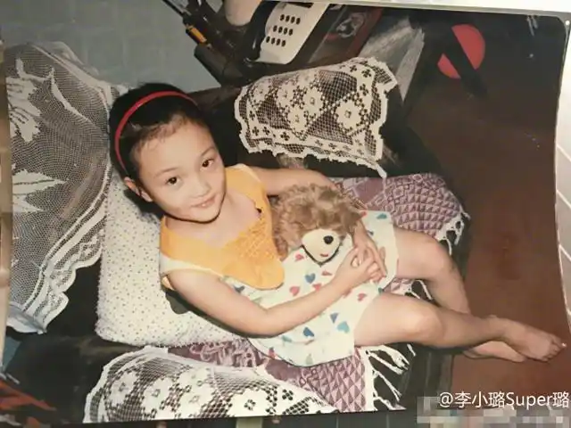 李小璐晒童年时可爱旧照小时候的她好甜美