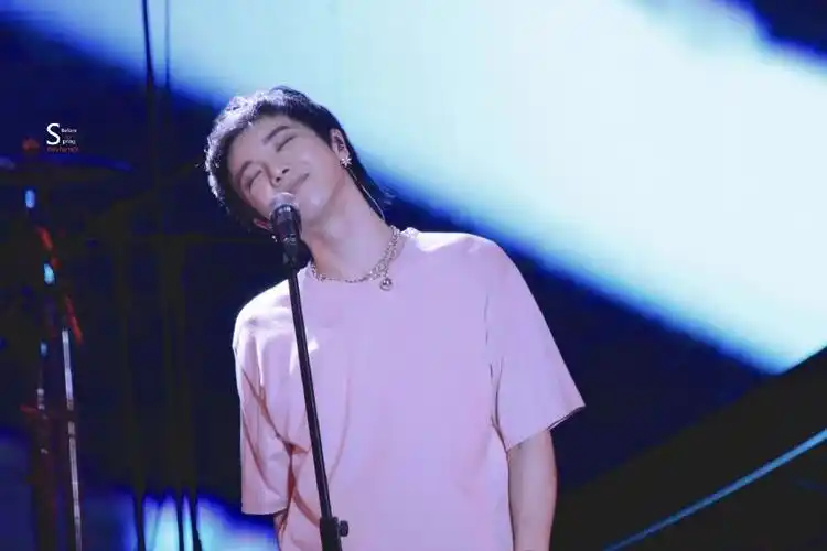 华晨宇壁纸你在台上发光我在台下望你若能这样一辈子便足够了