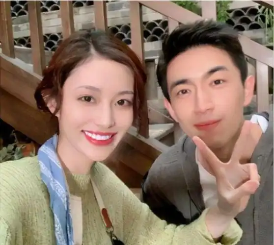 女方身材高挑长相漂亮,近照神似陈亚男|恋情|王丽坤|新女友|王菲