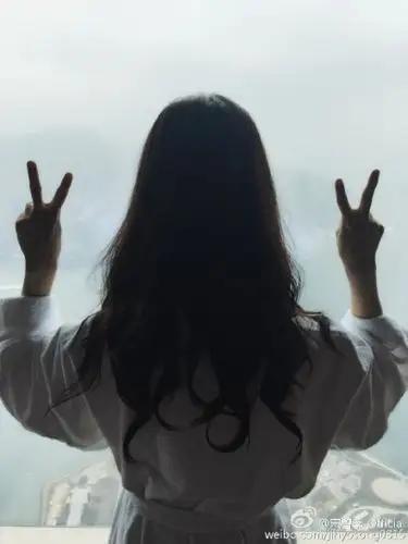 宋智孝 背影 女头 小清新 卷发 剪刀手 白衬衫 女神 本命 by苏凉